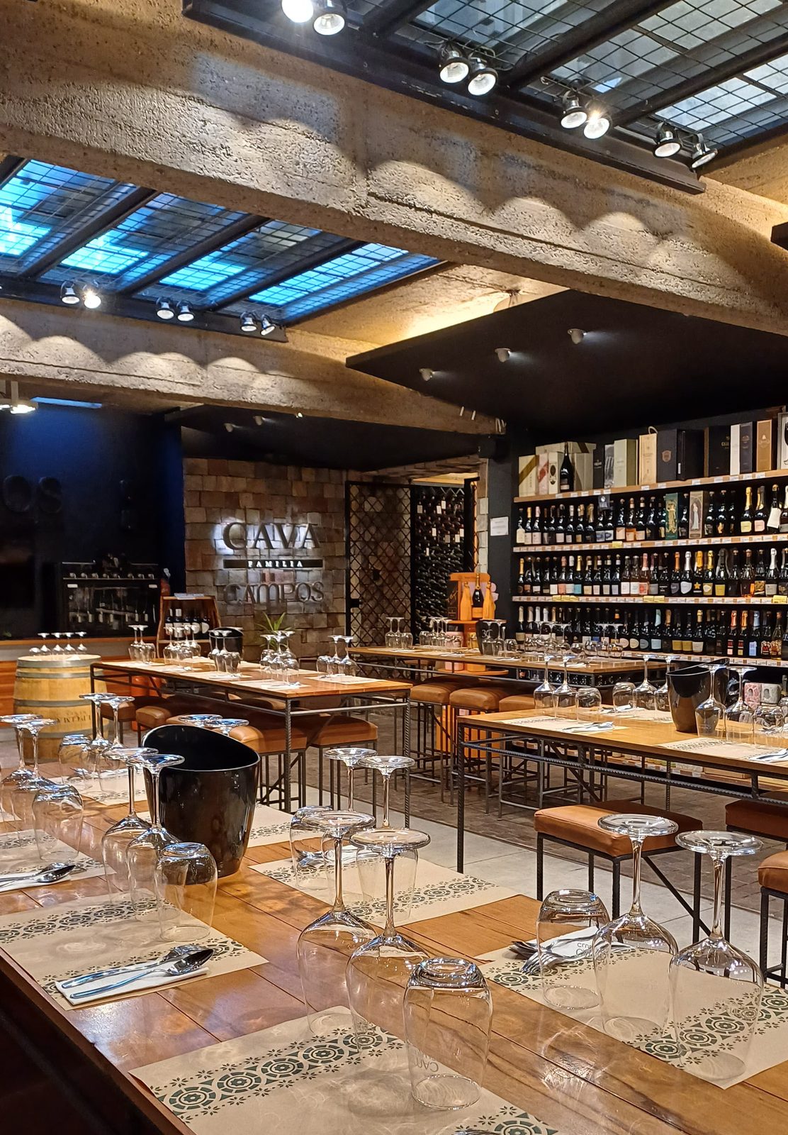 Botellas de vino en la cava de Vinoteca Campos