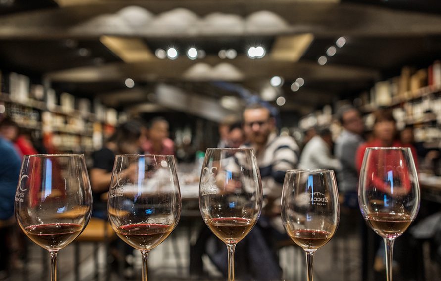 Copa de vino en una degustación