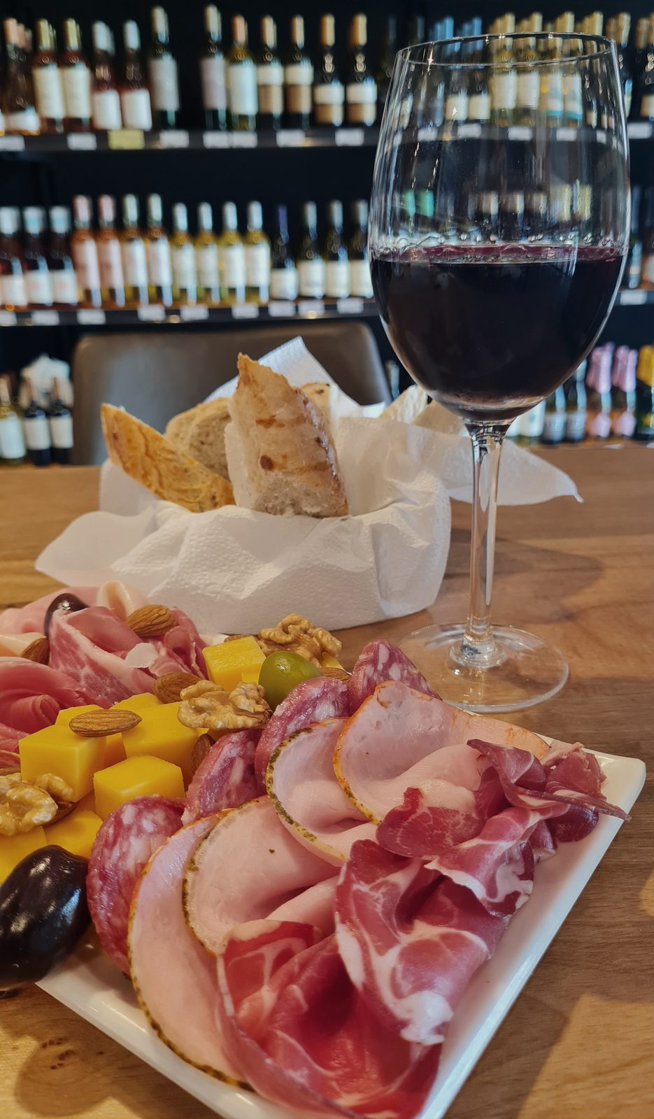Copas de vino en la barra